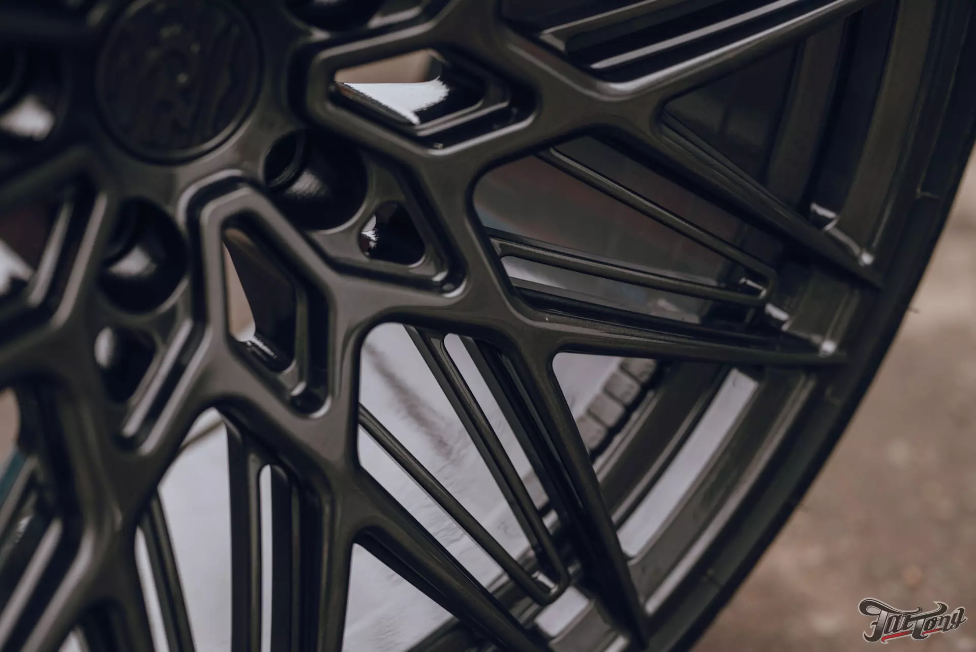 BMW M5. Новые кованые диски. Окрас дисков. Ремонт капота. Детейлинг
